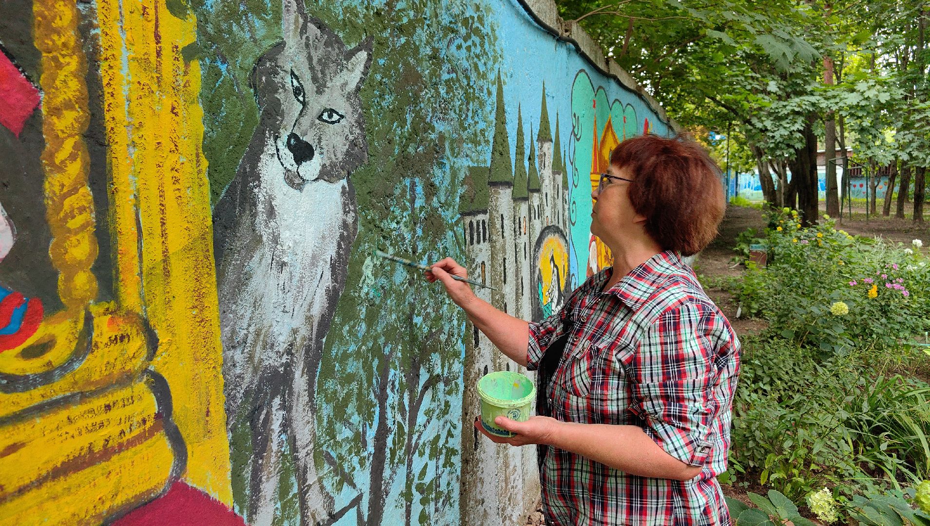 художница, Монино, забор, живопись, рисунки на заборе, щёлково,