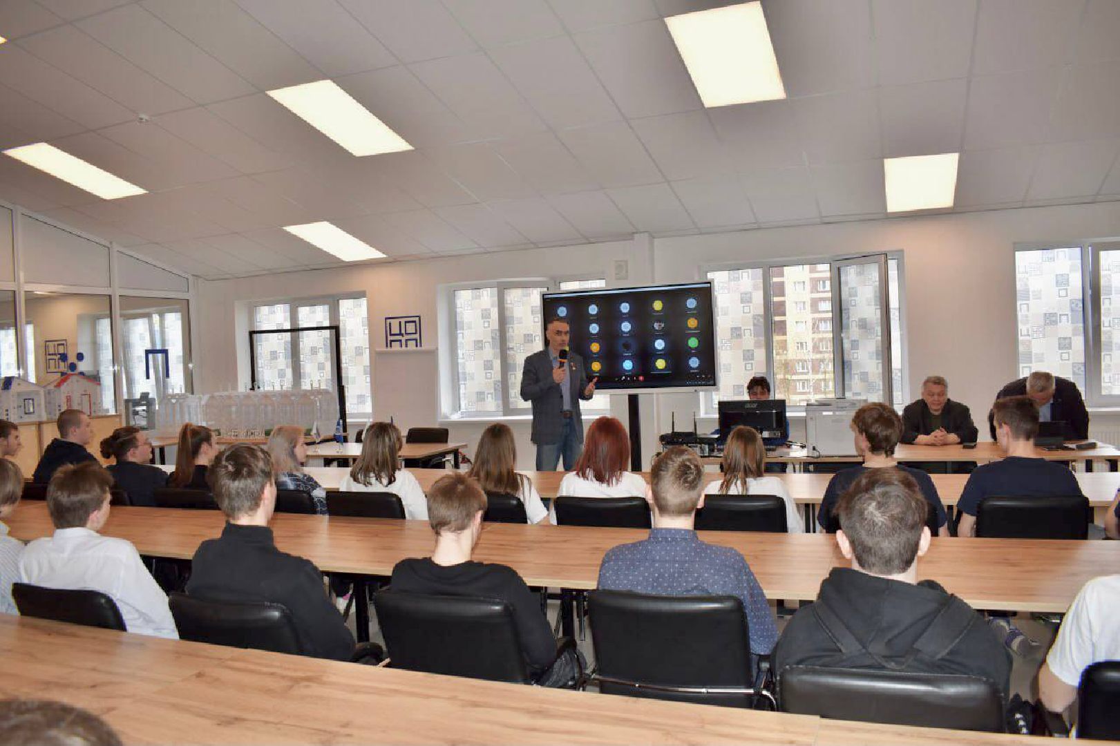 Балашиха, Подмосковье, День космонавтики, летчик-космонавт, Герой России, колледжи, депутаты