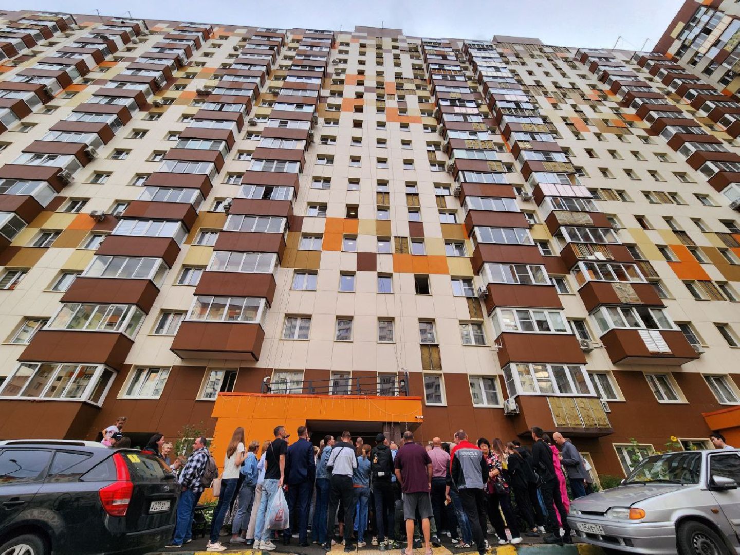 ремонт фасада, ремонт фасада дома, зеленые аллеи 17, выездная администрация, ленинский округ,демонтаж фасадных панелей,