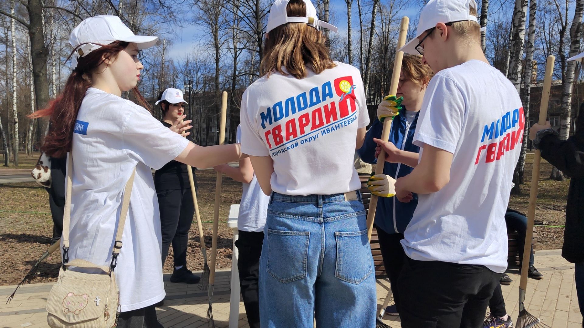 Пушкино, Пушкинский округ, весна в Подмосковье, субботник, чистый двор, благоустройство, МГЕР, Единая Россия, Молодая гвардия