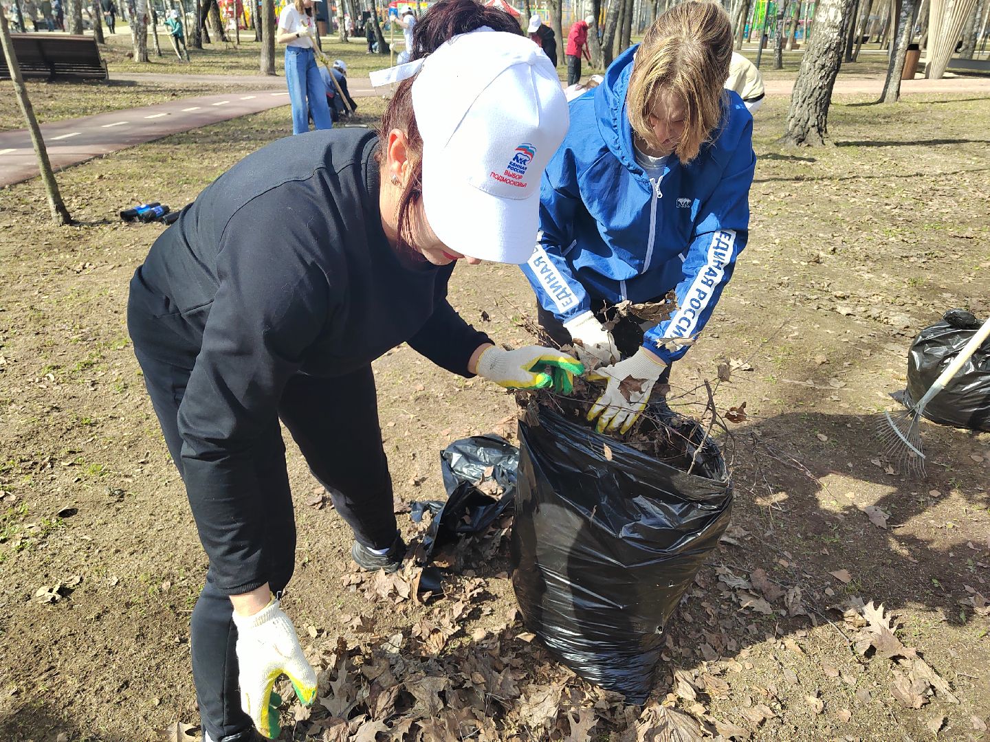 Пушкино, Пушкинский округ, весна в Подмосковье, субботник, чистый двор, благоустройство, МГЕР, Единая Россия, Молодая гвардия