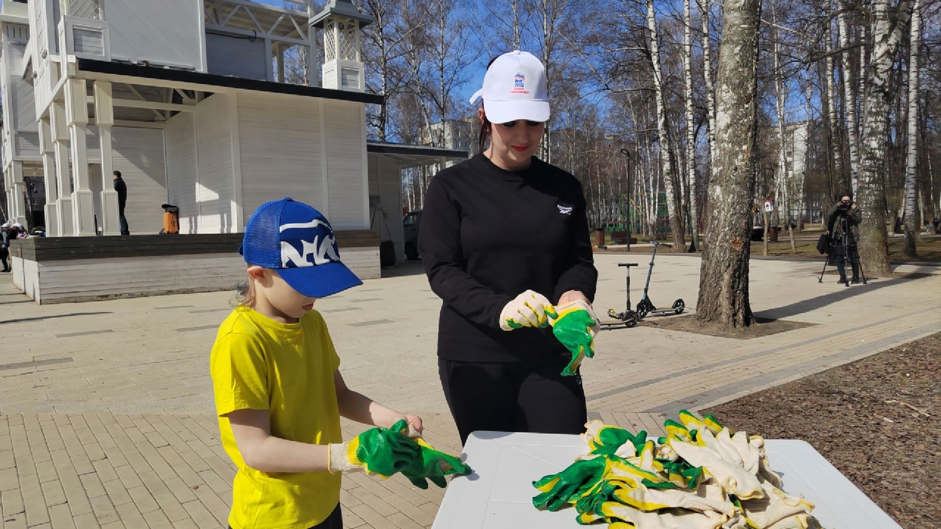 Пушкино, Пушкинский округ, весна в Подмосковье, субботник, чистый двор, благоустройство, МГЕР, Единая Россия, Молодая гвардия