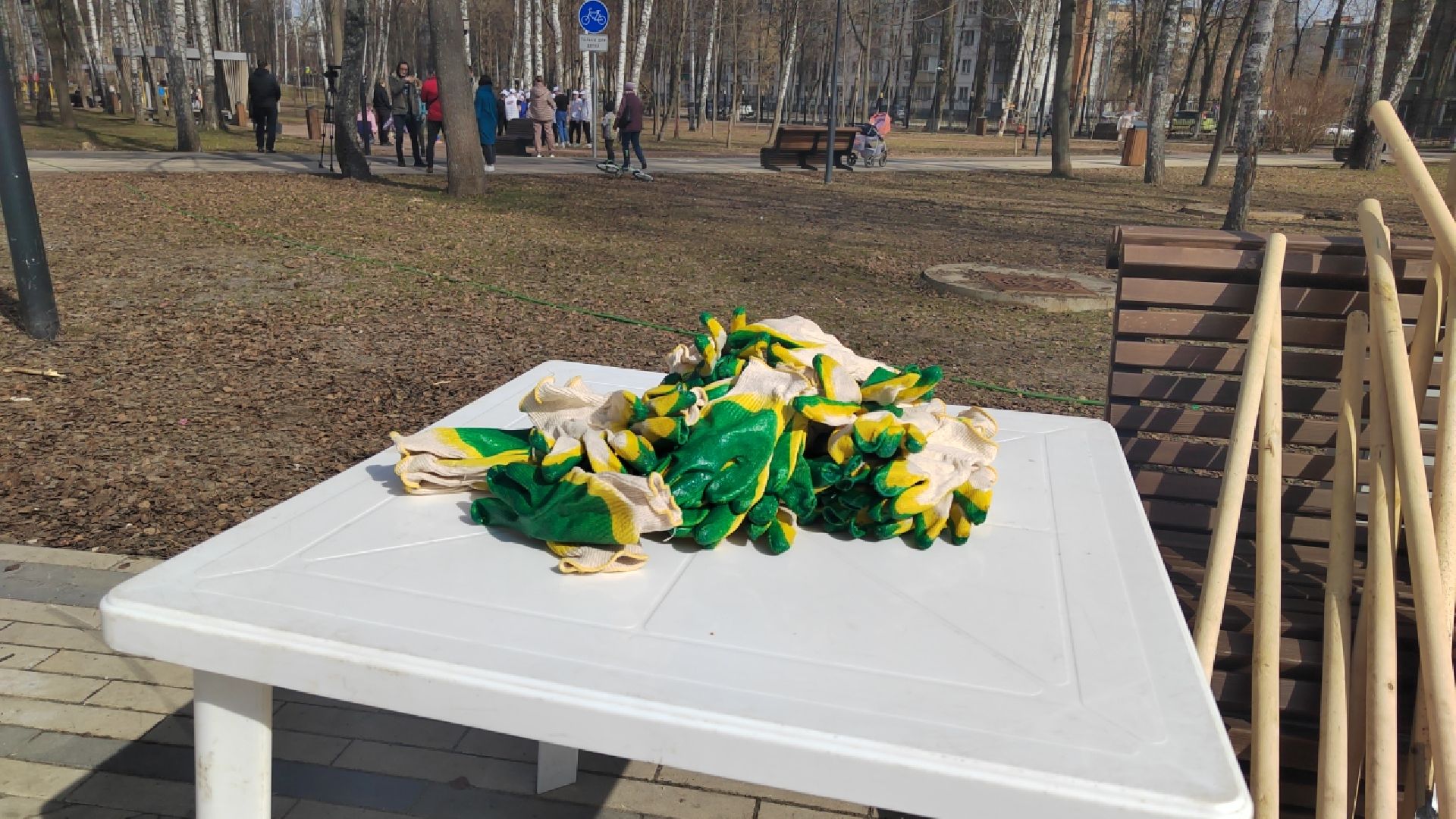 Пушкино, Пушкинский округ, весна в Подмосковье, субботник, чистый двор, благоустройство, МГЕР, Единая Россия, Молодая гвардия