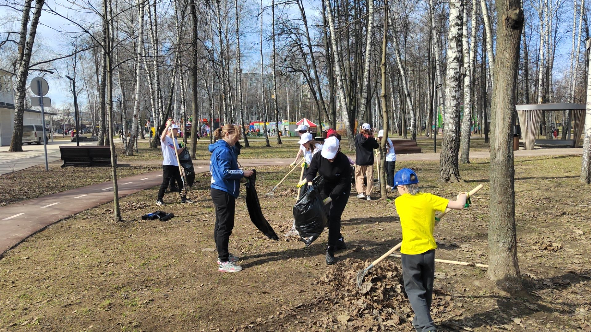 Пушкино, Пушкинский округ, весна в Подмосковье, субботник, чистый двор, благоустройство, МГЕР, Единая Россия, Молодая гвардия