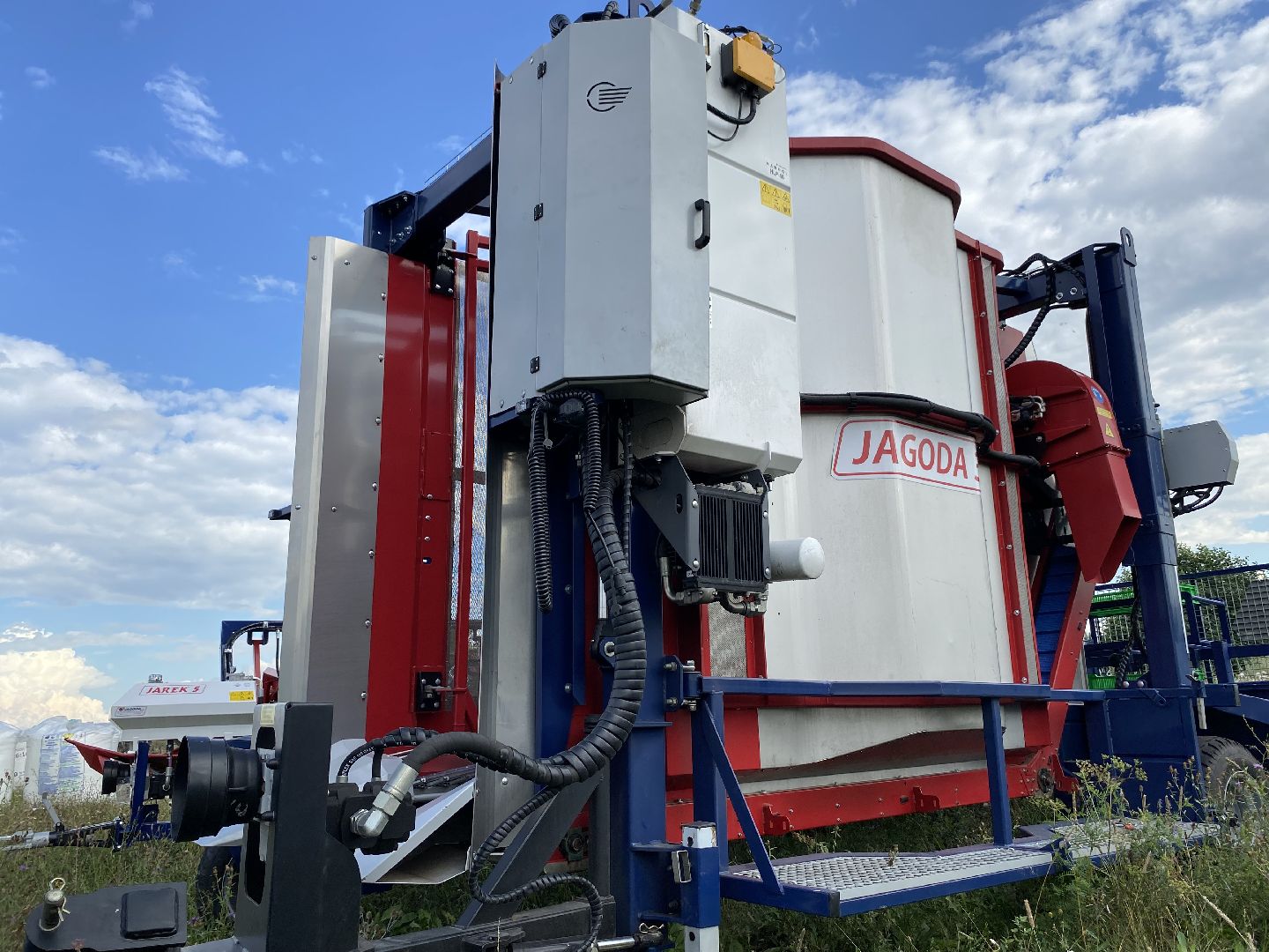 Коломна, сельское хозяйство, фермерское хозяйство, вишневый сад, новые комбайны,