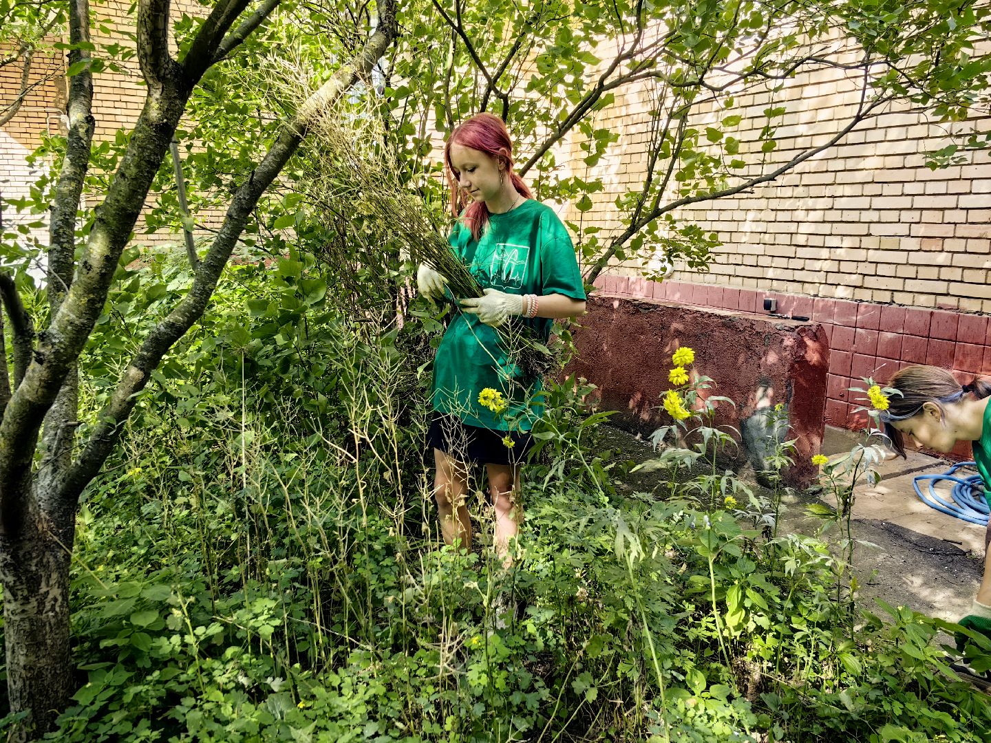 бригада, трудовое лето, благоустровйство, цветники, полив, звездный городок,