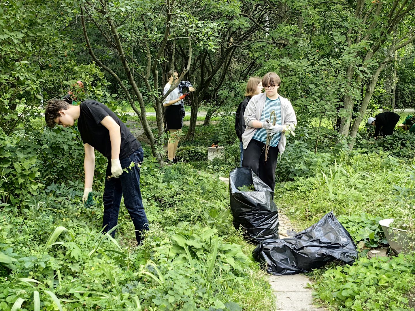 бригада, трудовое лето, благоустровйство, цветники, полив, звездный городок,