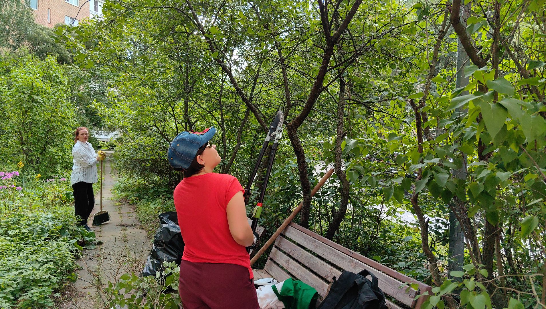 бригада, трудовое лето, благоустровйство, цветники, полив, звездный городок,