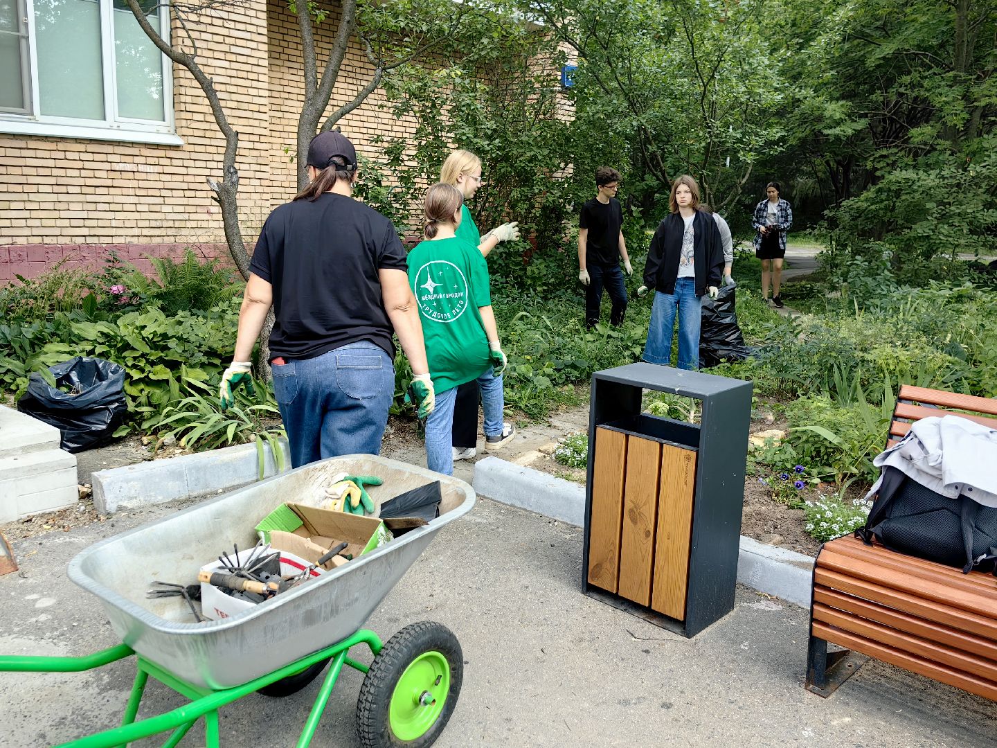 бригада, трудовое лето, благоустровйство, цветники, полив, звездный городок,
