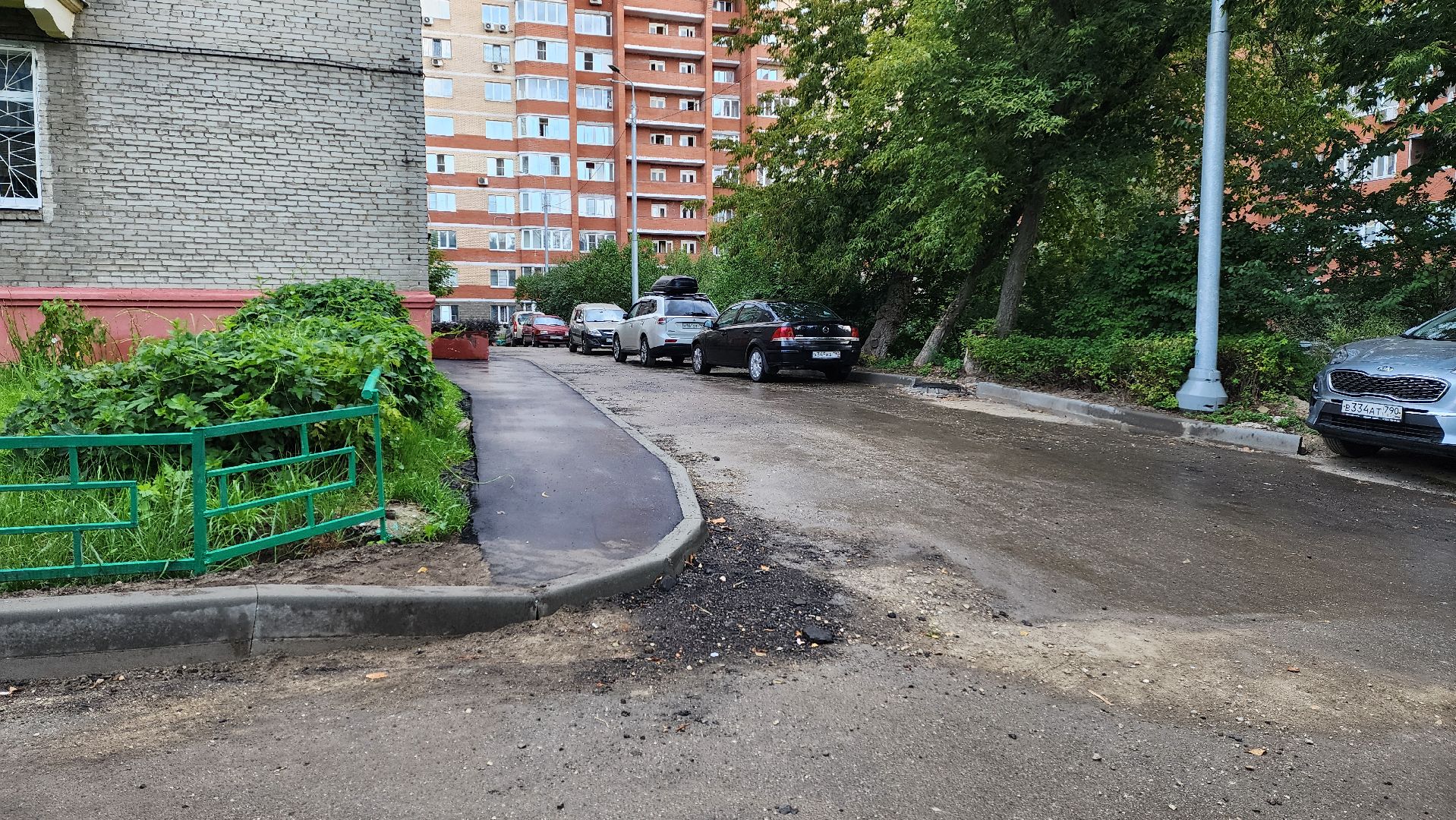 благоустройство дворовой территории, замена асфальта во дворе, пешеходные тропы,