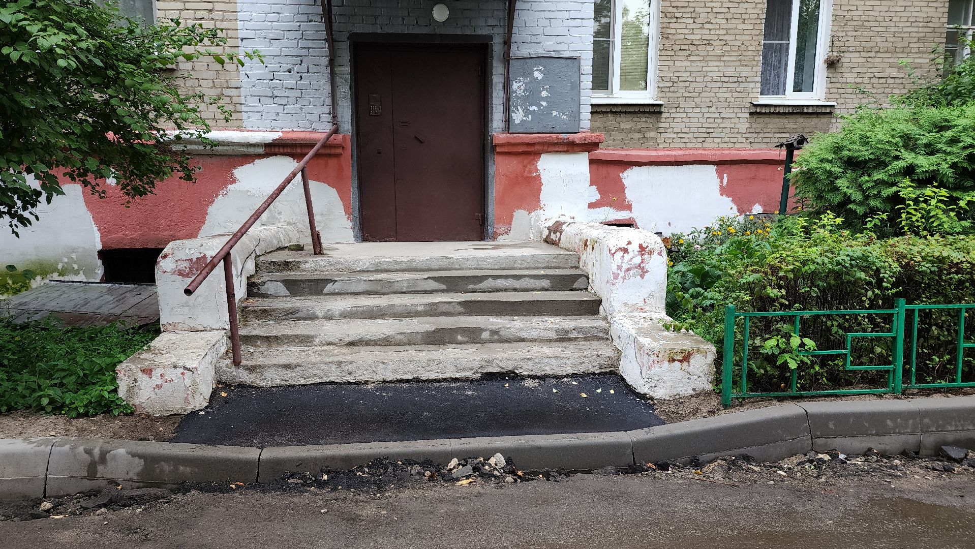 благоустройство дворовой территории, замена асфальта во дворе, пешеходные тропы,