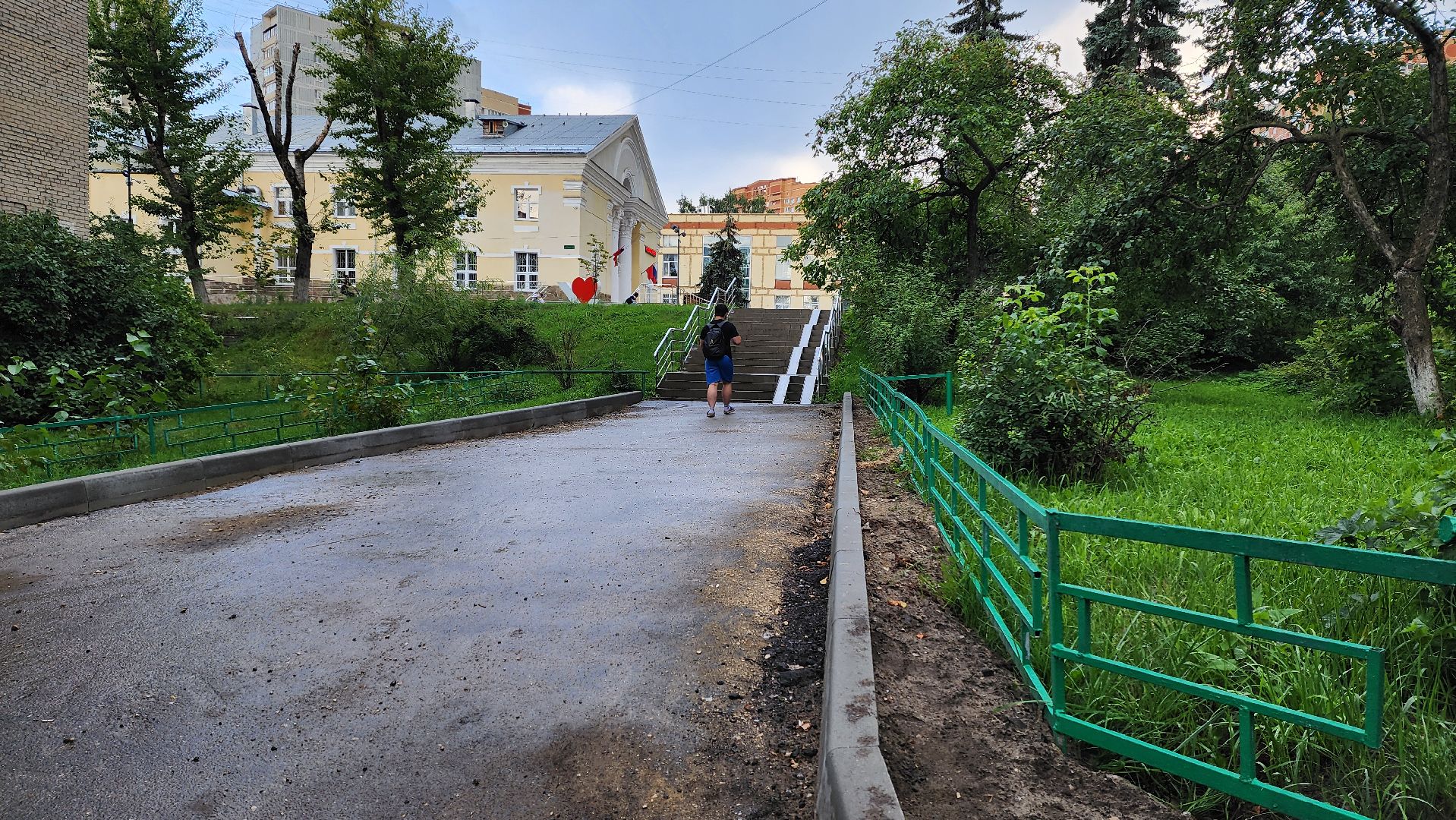 благоустройство дворовой территории, замена асфальта во дворе, пешеходные тропы,