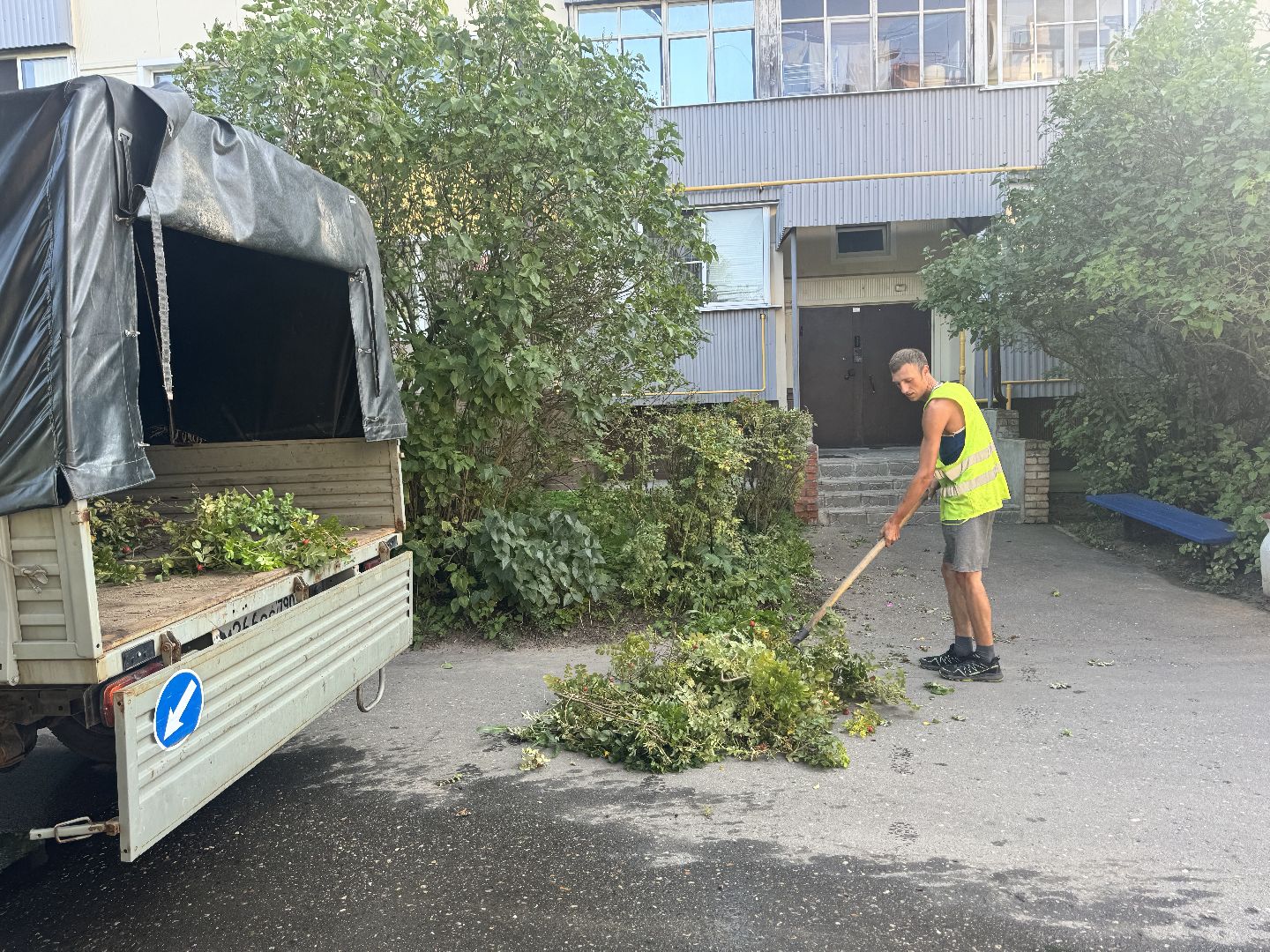 шаховская, коммунальная служба, обрезка кустов,