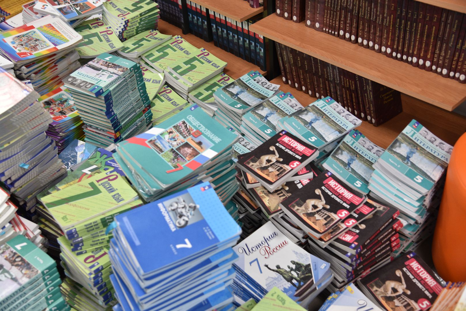 лотошино, лотошинская школа 1, образование, книги, новый учебный год 2024,