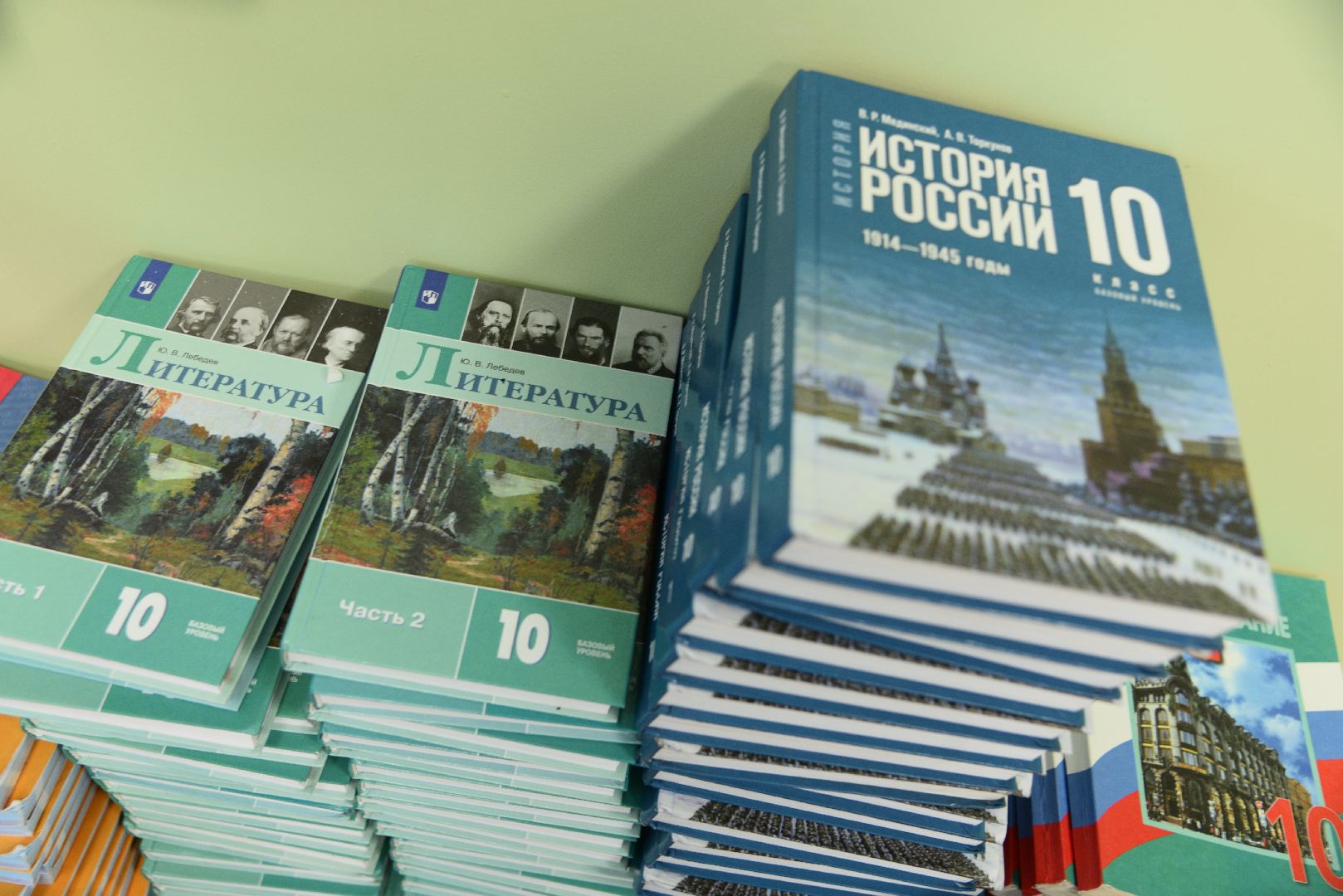 лотошино, лотошинская школа 1, образование, книги, новый учебный год 2024,