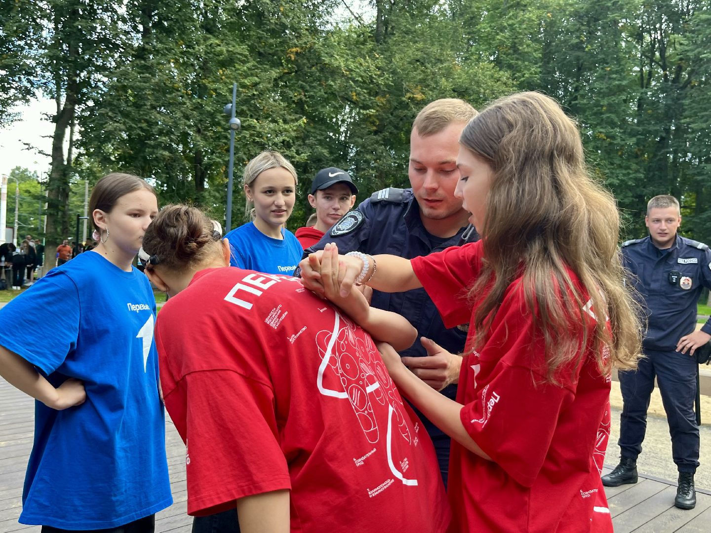 зарядка со стражем порядка, полицейские, движение первых наро-фоминск, центральный парк наро-фоминска,