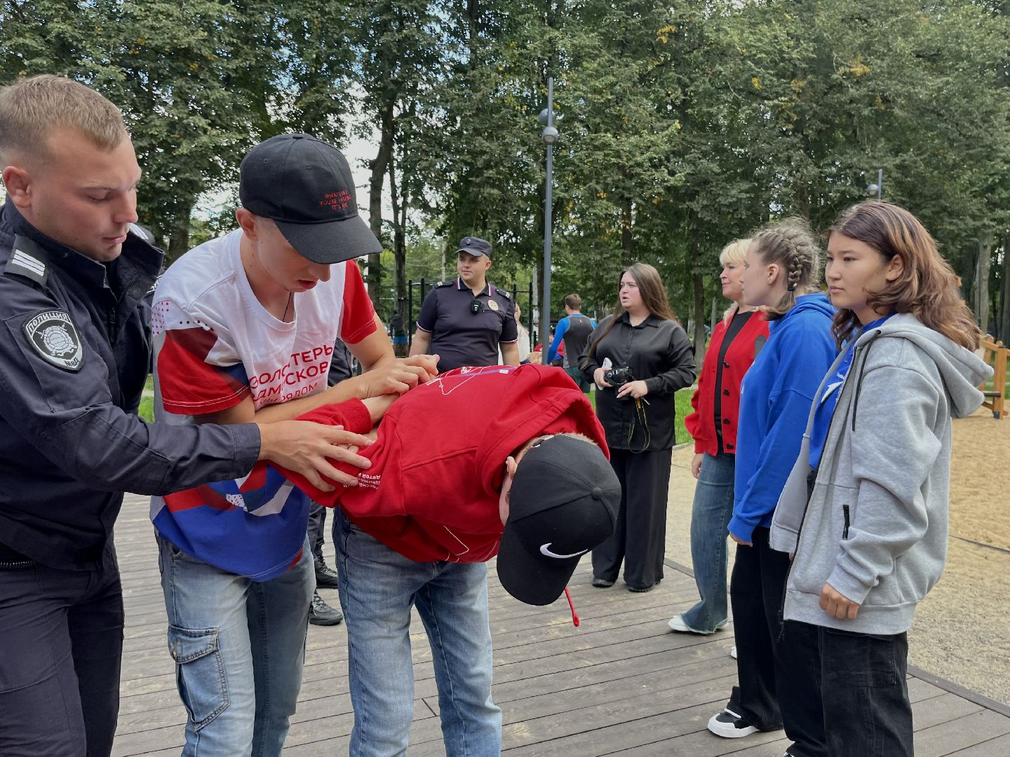 зарядка со стражем порядка, полицейские, движение первых наро-фоминск, центральный парк наро-фоминска,
