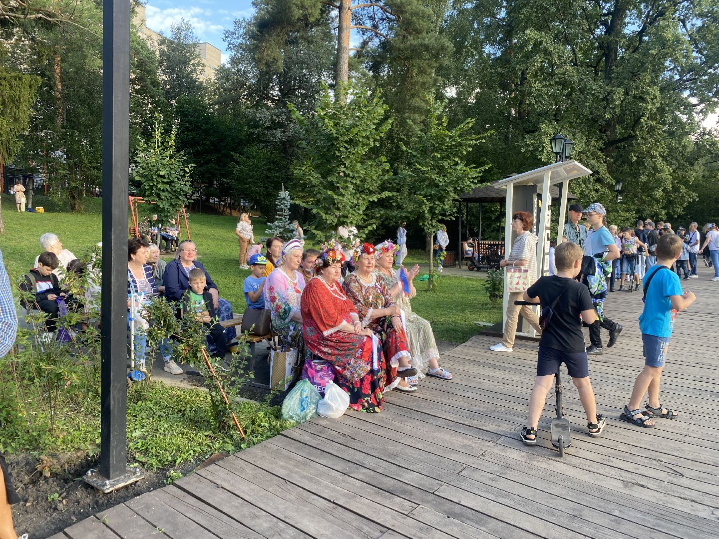 праздник двора, цветной бульвар власиха, благоустройство территории, чествование юбиляров, клумбы у домов,