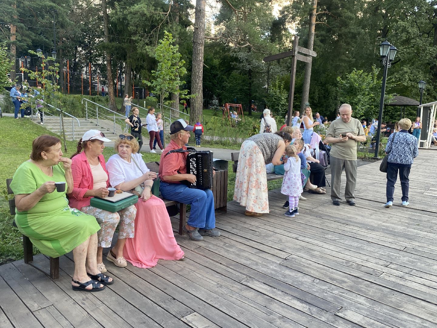 праздник двора, цветной бульвар власиха, благоустройство территории, чествование юбиляров, клумбы у домов,