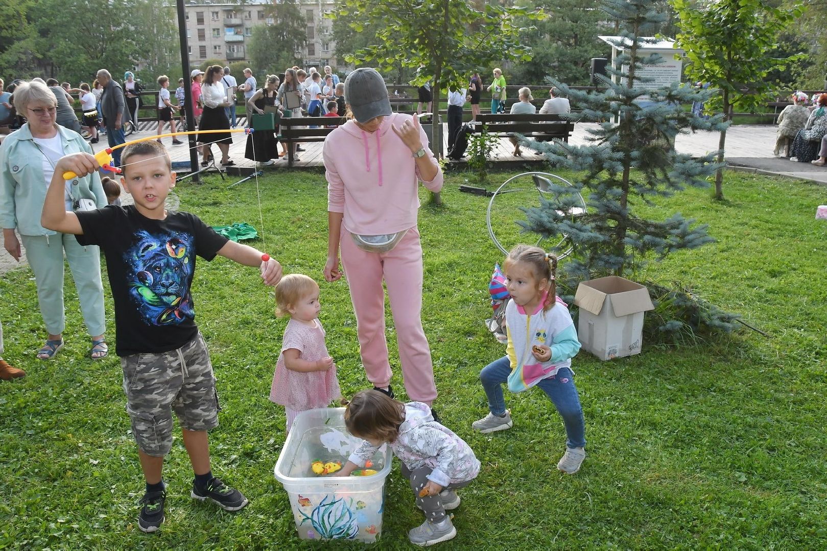праздник двора, цветной бульвар власиха, благоустройство территории, чествование юбиляров, клумбы у домов,