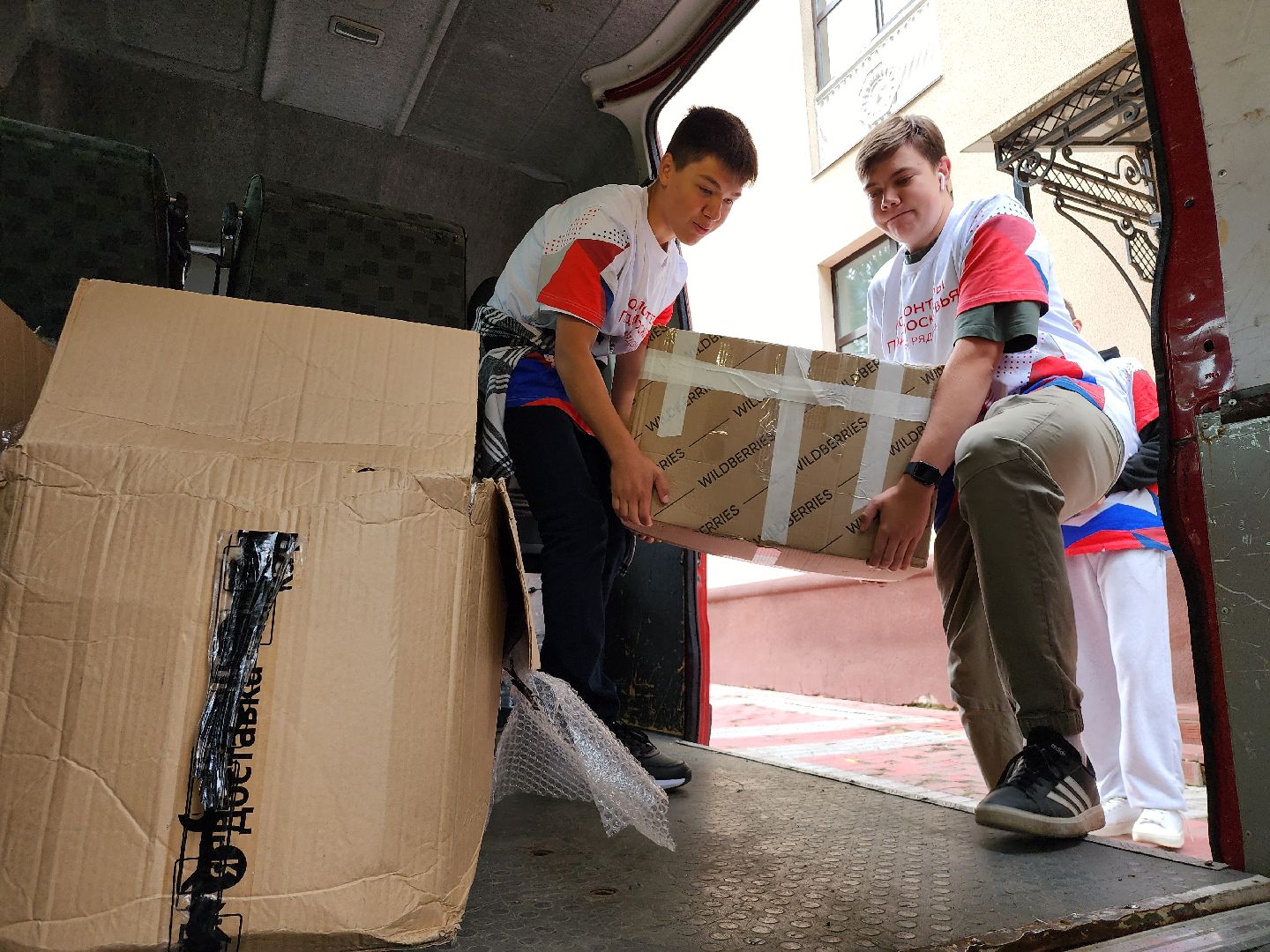 помощь курянам, волонтеры подмосковья, гуманитарная помощь, гуманитарный груз, помощь жителям курской области, ленинский округ,мырядом, доброе дело,