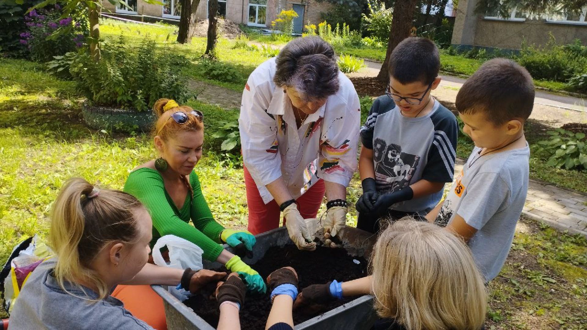 ивантеевка, высадка деревьев, дети с овз, дети с особенностями развития, акция, благотворительая акция,центр социального обслуживания,