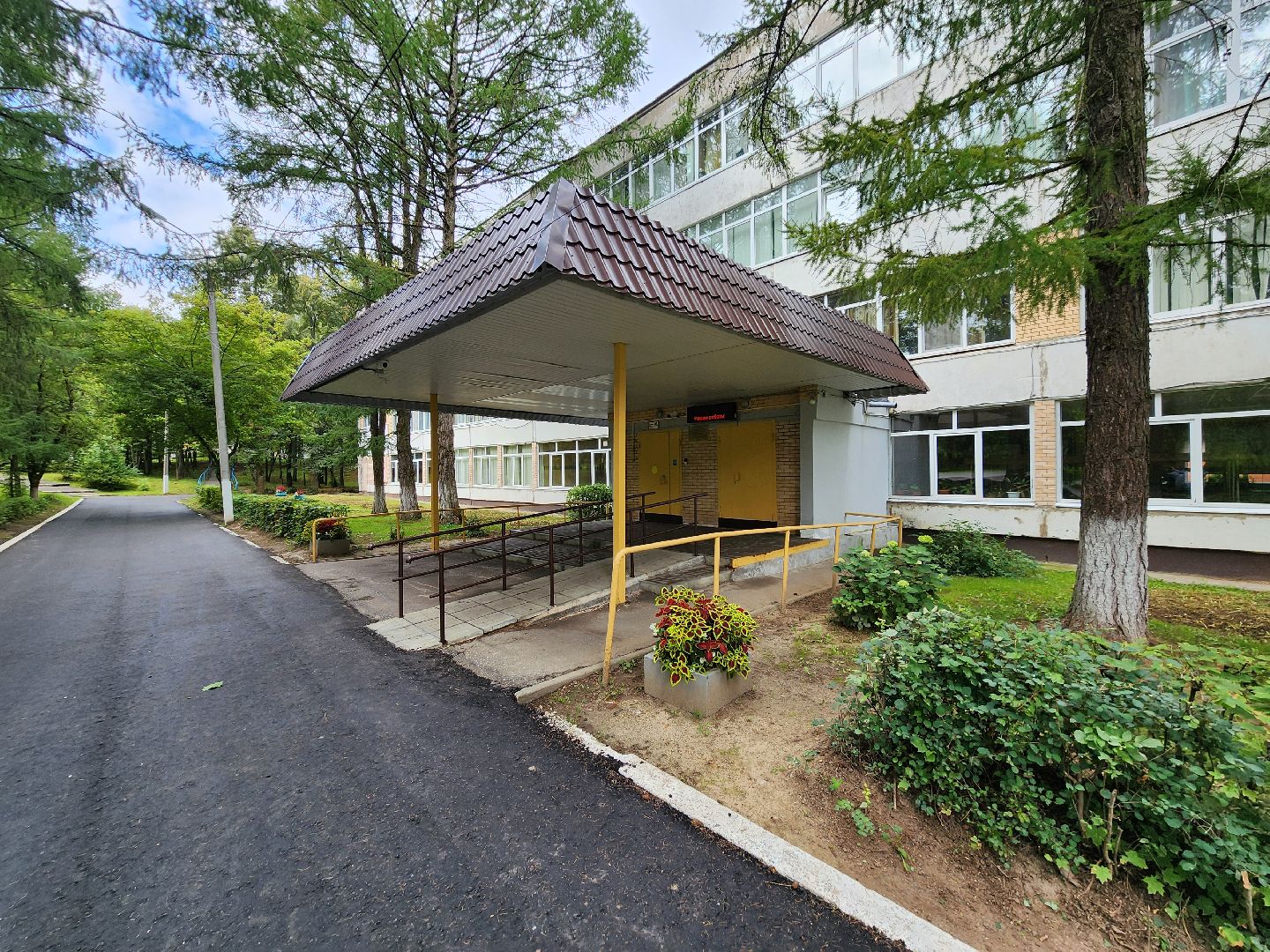 Чехов, школа 8, благоустройство, входная группа, дворовая территория, пешеходная дорожка, система Безопасный регион,