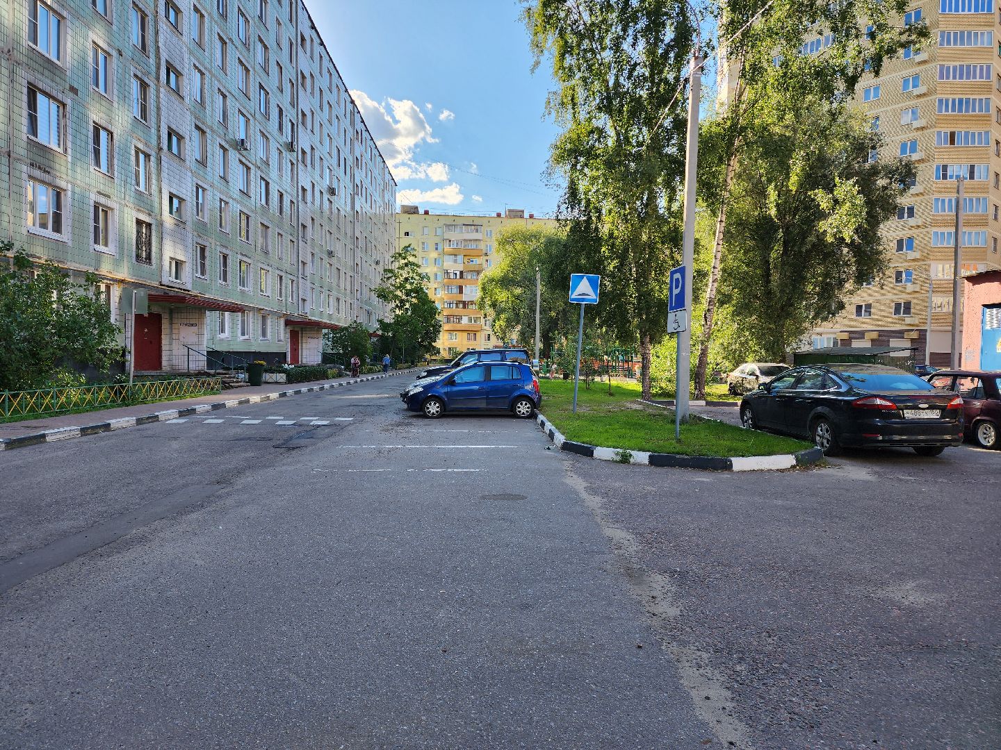 раменское, дороги, новые дорожные знаки у дома 19 на улице красноармейской,