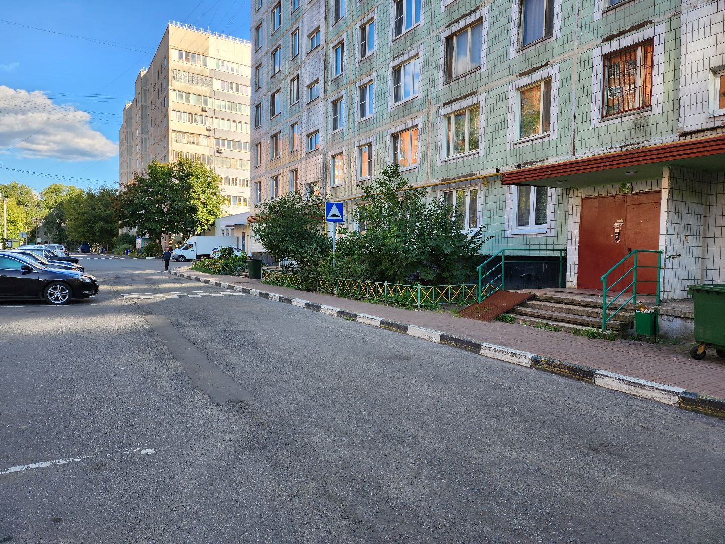 раменское, дороги, новые дорожные знаки у дома 19 на улице красноармейской,