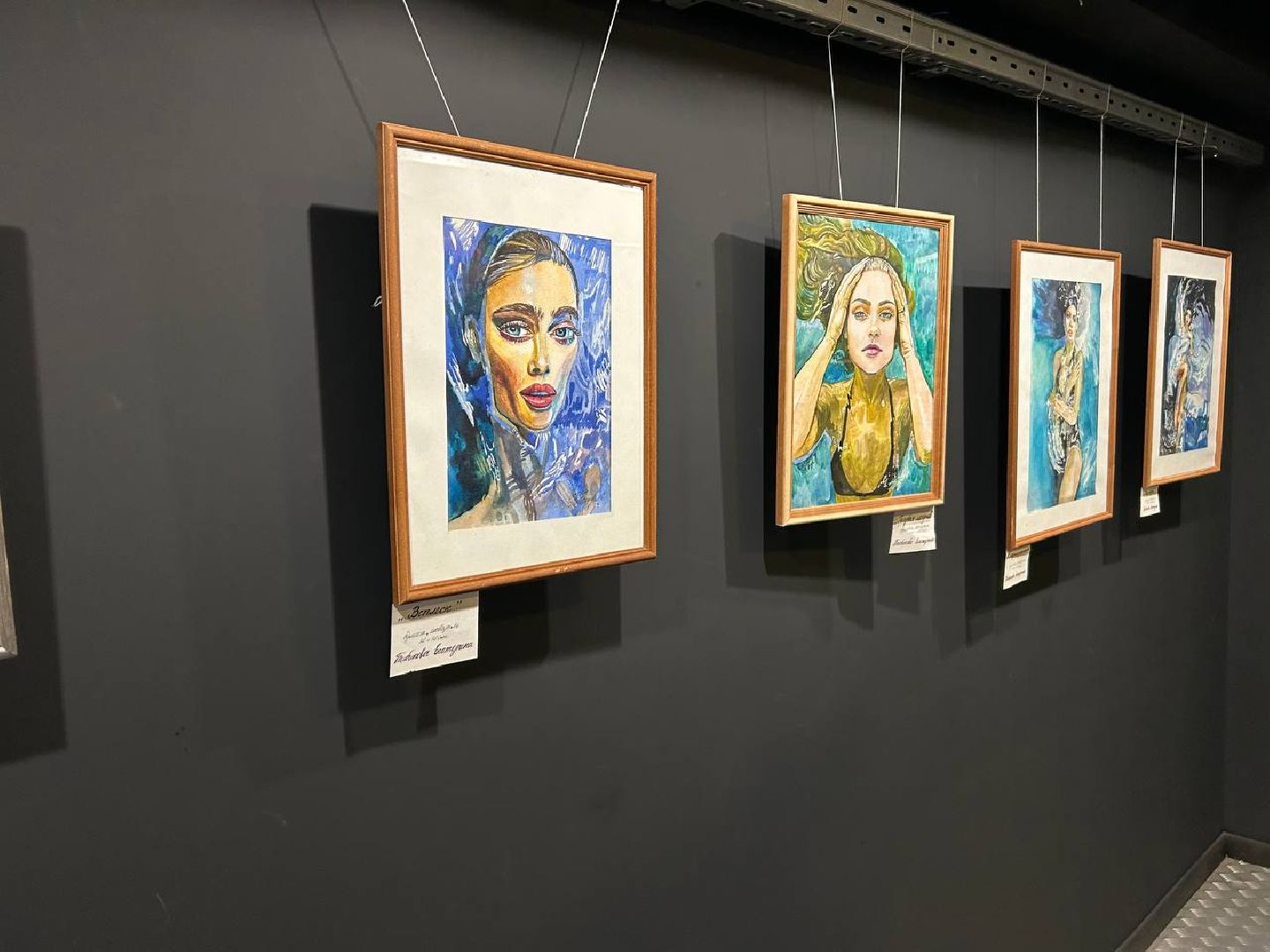 выставка домодедовской художницы, Центр Победа, Портреты, море, цветы,