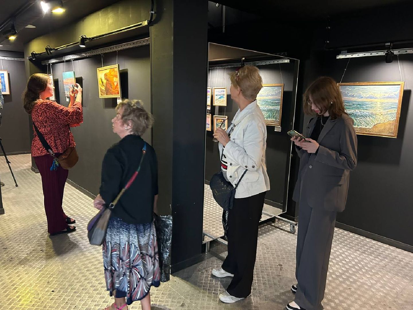 выставка домодедовской художницы, Центр Победа, Портреты, море, цветы,