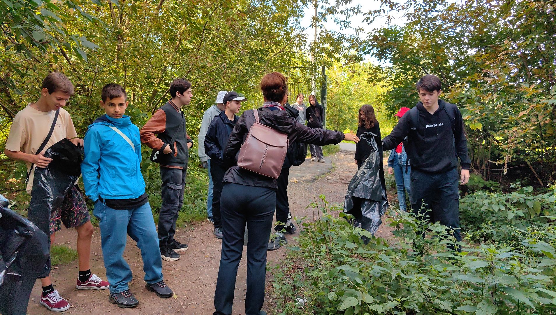 трудовые бригады, уборка территории, мешки мусора, подростки, прибрежные зоны, щёлково,