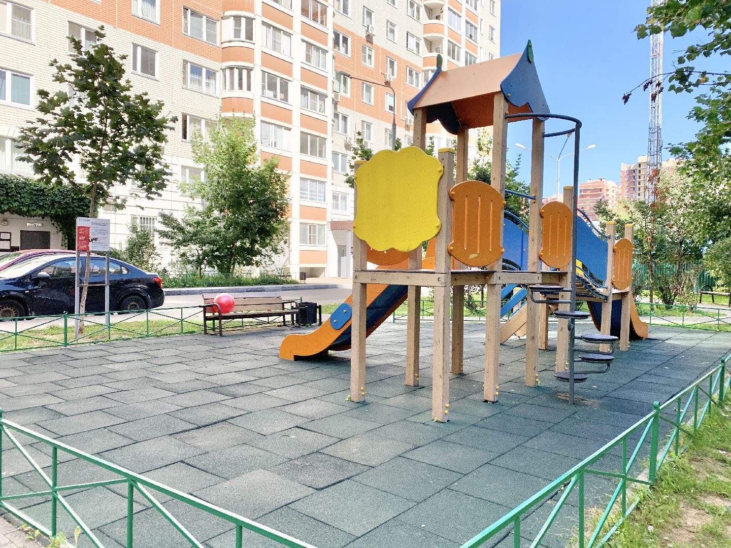 Балашиха, Подмосковье, благоустройство дворов, озеленение двора, высадка сирени, высадка кустарников,