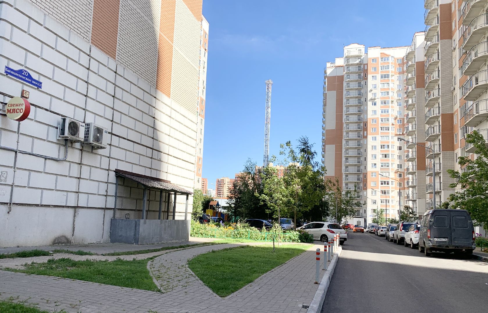 Балашиха, Подмосковье, благоустройство дворов, озеленение двора, высадка сирени, высадка кустарников,