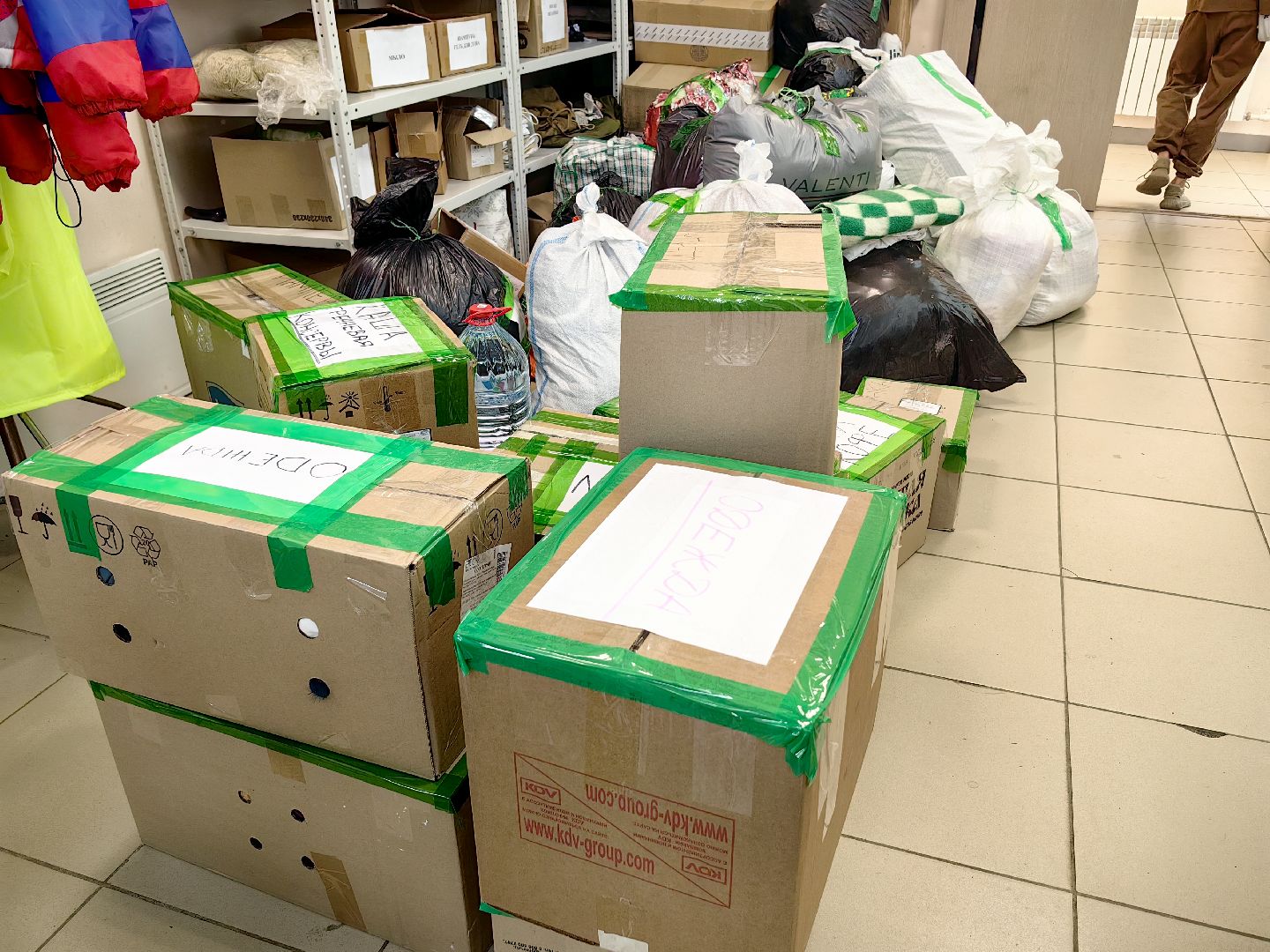 гуманитарный груз, благотворительность, вода, акция, волонтеры,