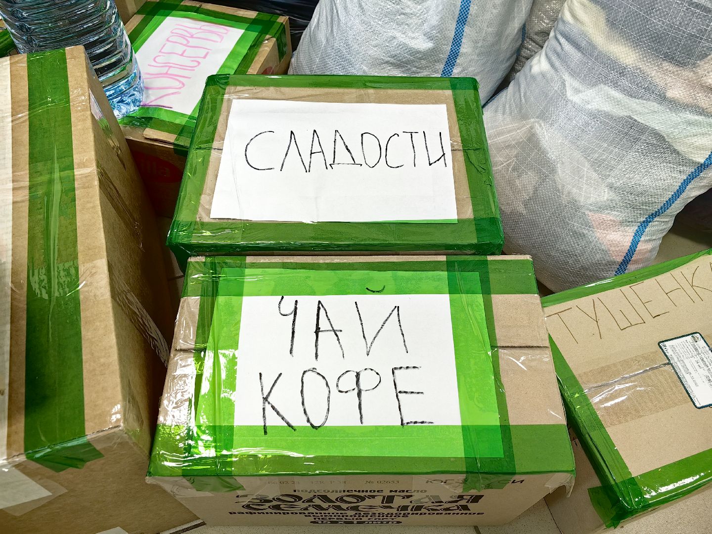 гуманитарный груз, благотворительность, вода, акция, волонтеры,