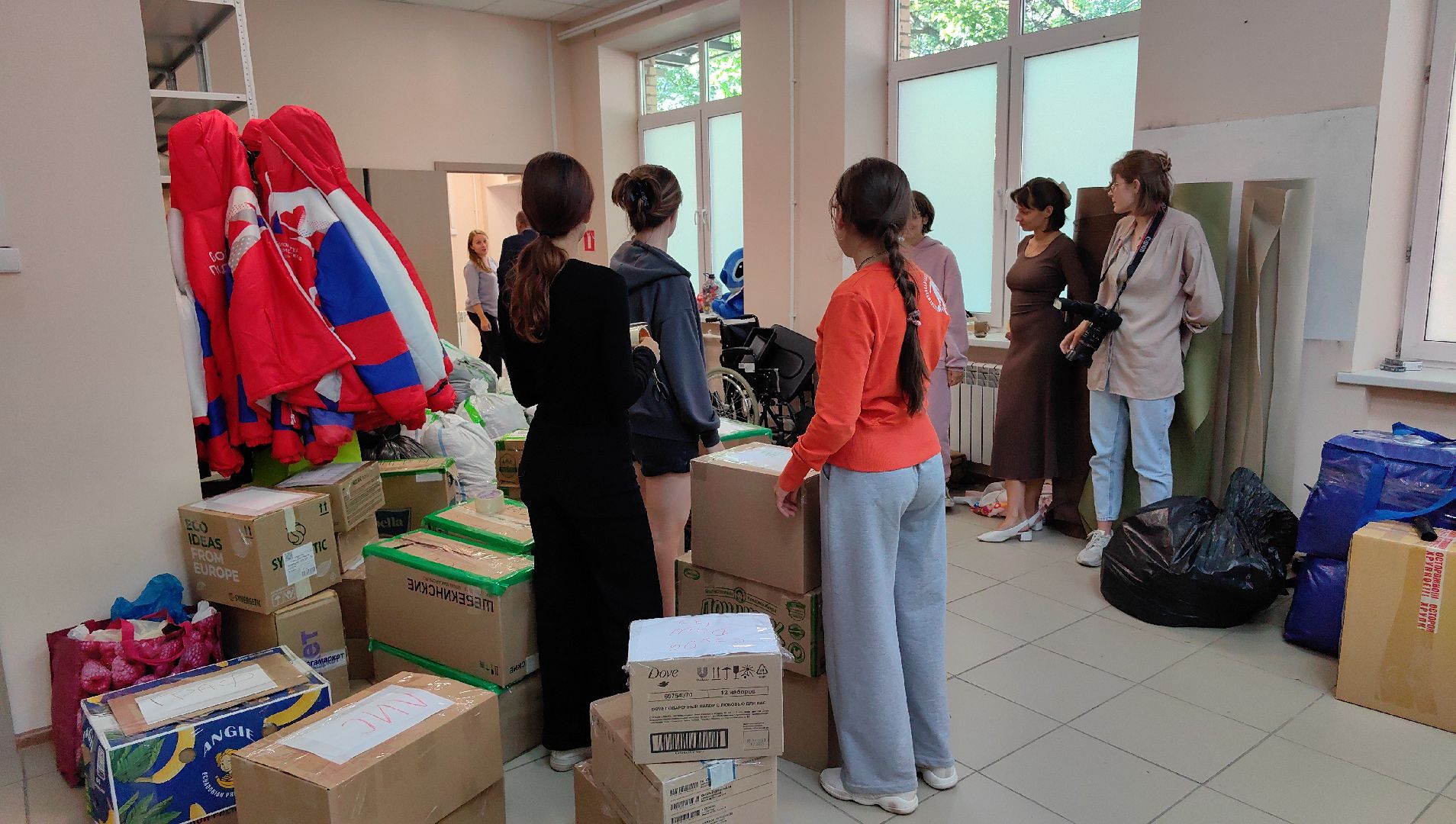 гуманитарный груз, благотворительность, вода, акция, волонтеры,