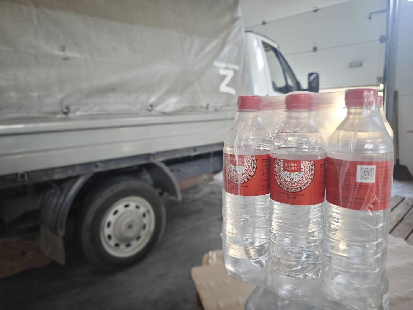 гуманитарный груз, благотворительность, вода, акция, волонтеры,