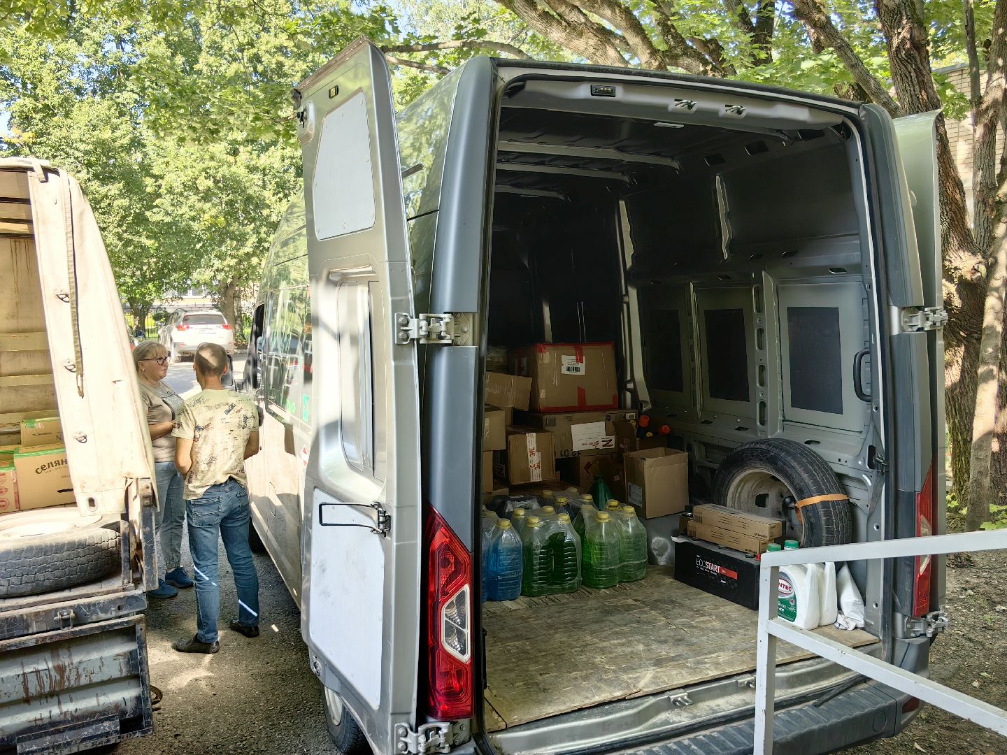 гуманитарный груз, благотворительность, вода, акция, волонтеры,