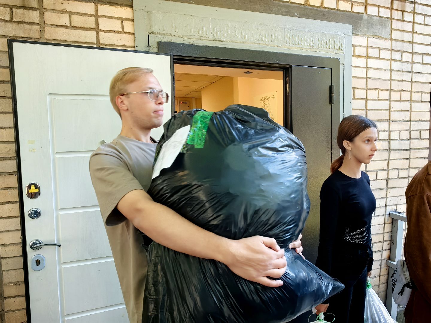 гуманитарный груз, благотворительность, вода, акция, волонтеры,