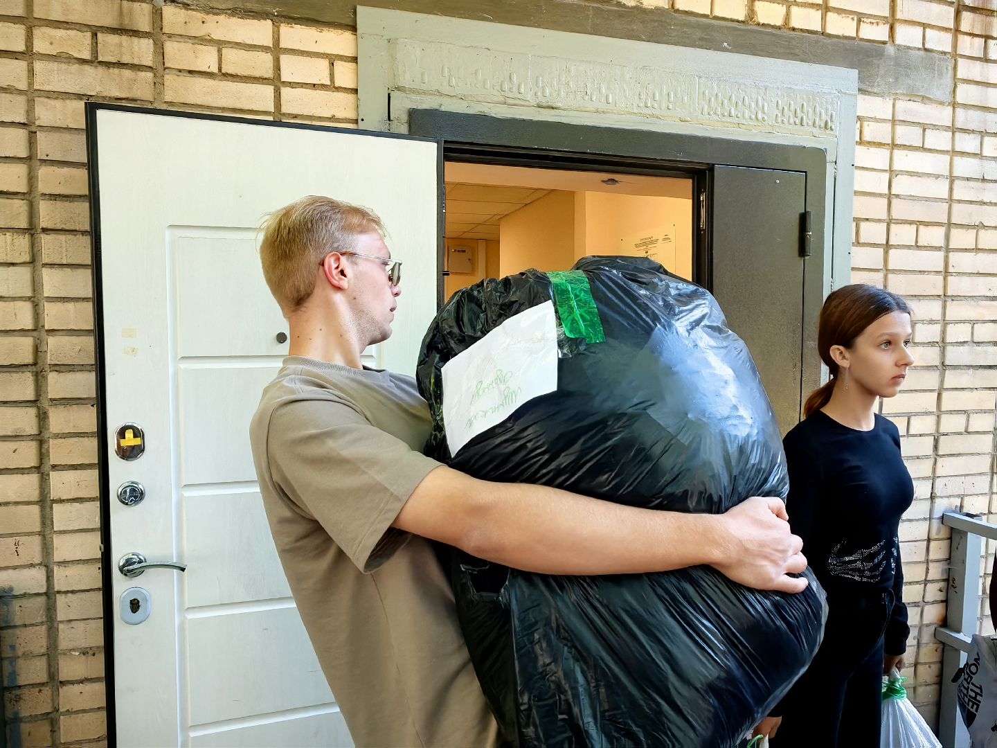гуманитарный груз, благотворительность, вода, акция, волонтеры,