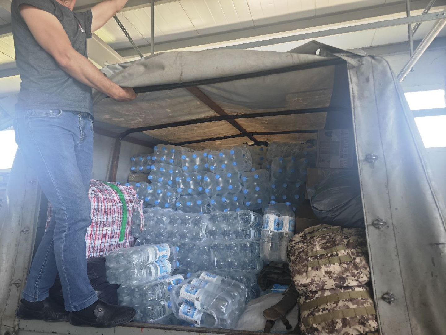 гуманитарный груз, благотворительность, вода, акция, волонтеры,
