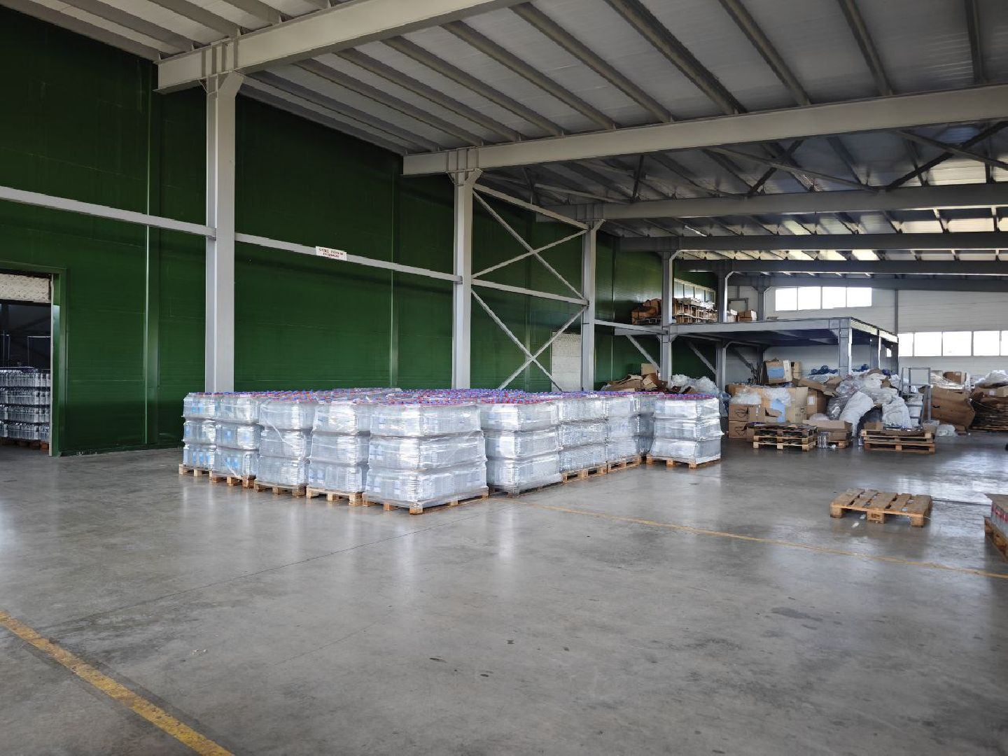 гуманитарный груз, благотворительность, вода, акция, волонтеры,