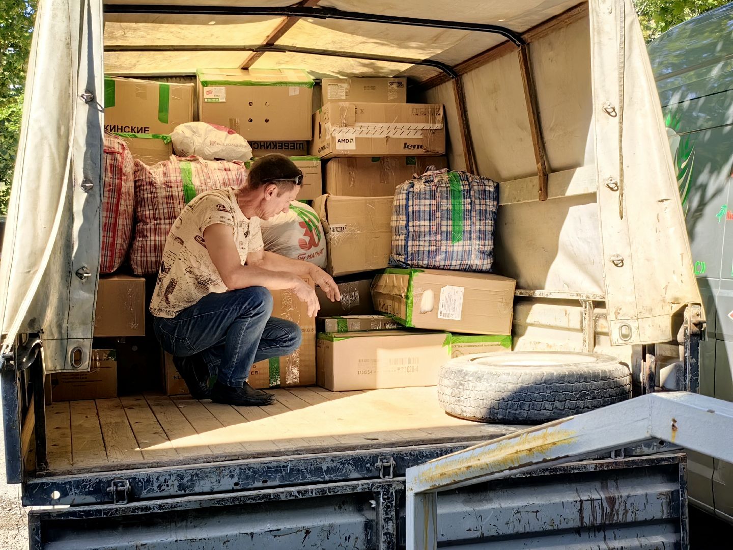 гуманитарный груз, благотворительность, вода, акция, волонтеры,