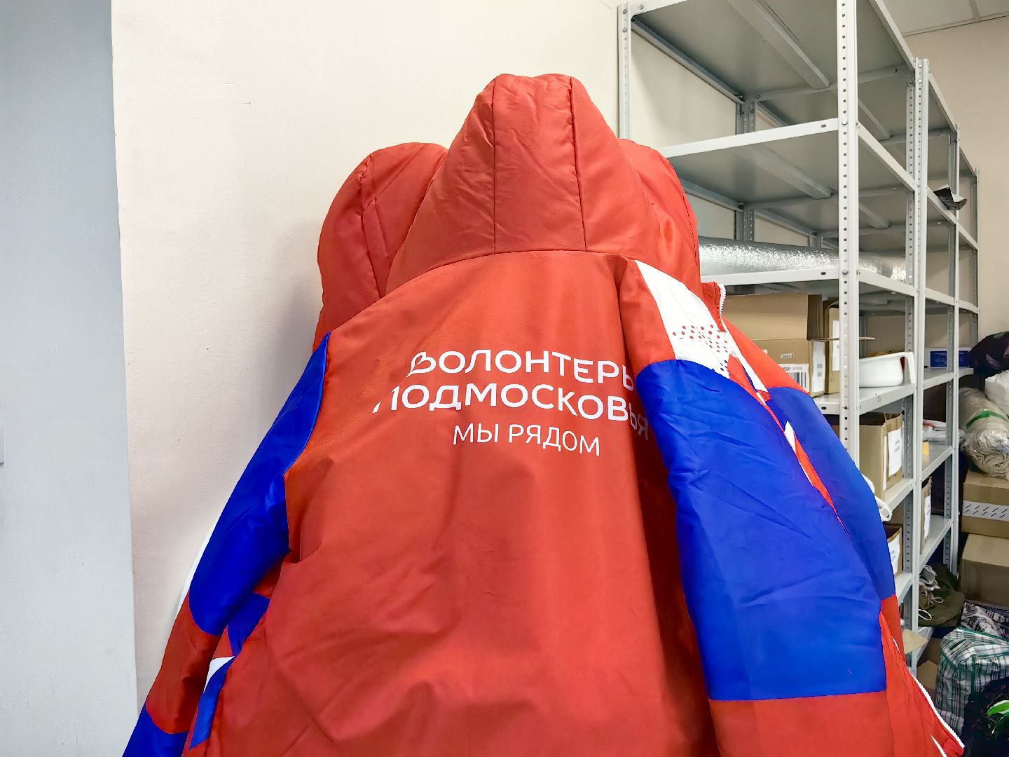 гуманитарный груз, благотворительность, вода, акция, волонтеры,