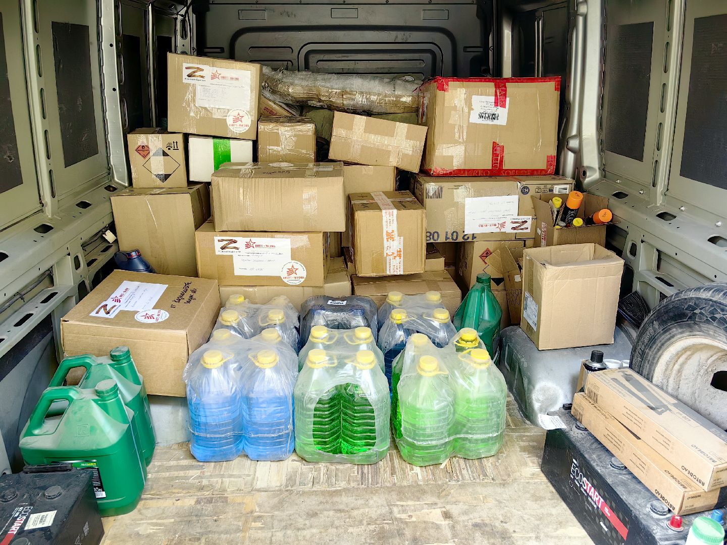 гуманитарный груз, благотворительность, вода, акция, волонтеры,