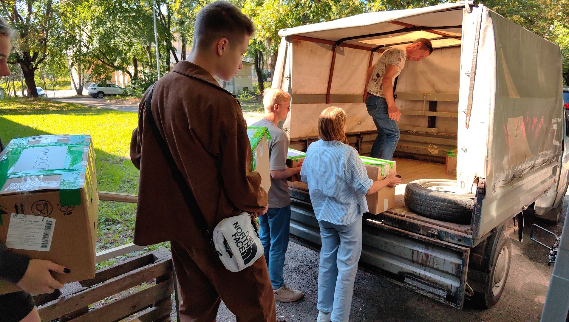 гуманитарный груз, благотворительность, вода, акция, волонтеры,