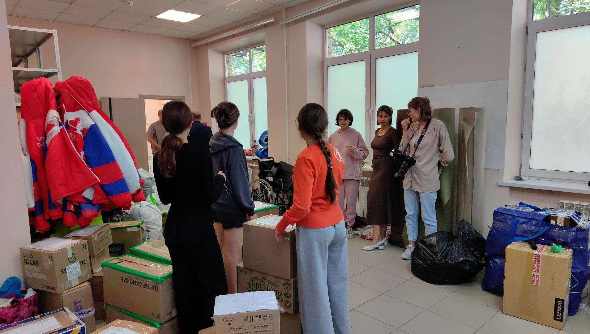 гуманитарный груз, благотворительность, вода, акция, волонтеры,