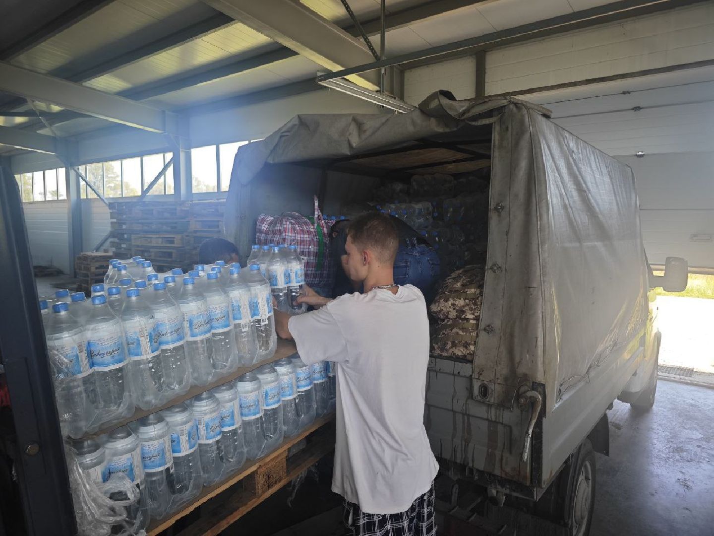 гуманитарный груз, благотворительность, вода, акция, волонтеры,