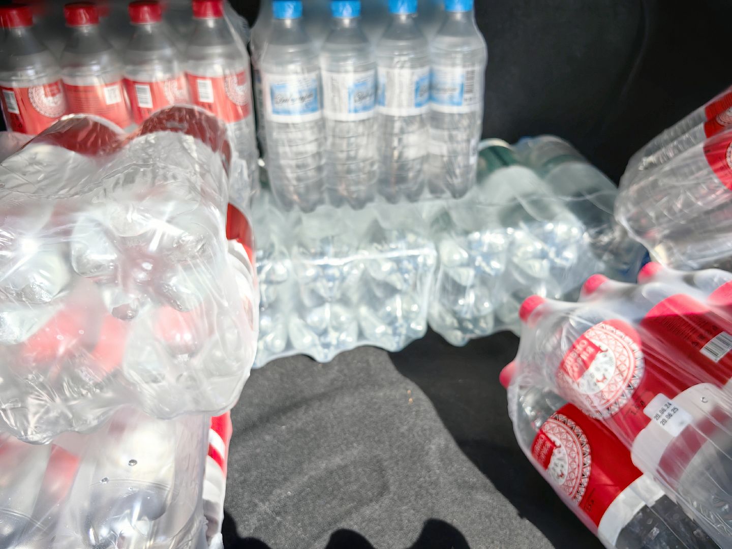 гуманитарный груз, благотворительность, вода, акция, волонтеры,